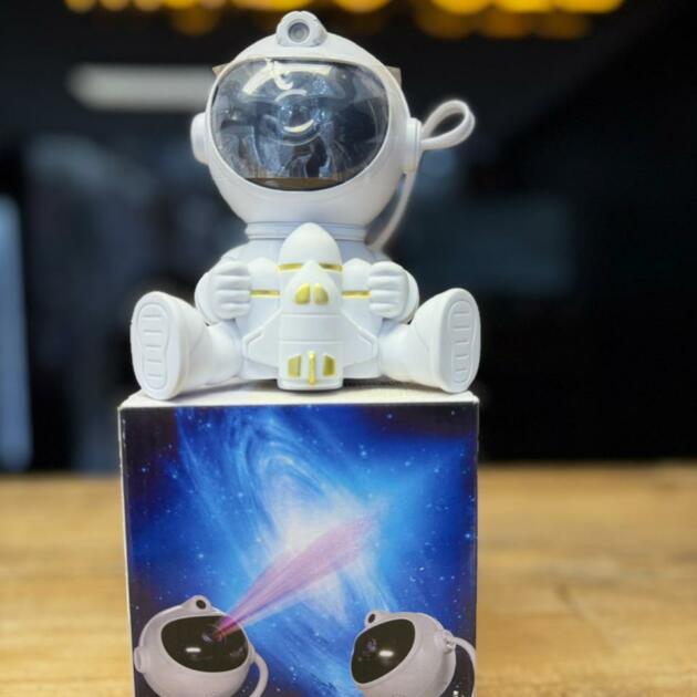 PROYECTOR ASTRONAUTA SENTADO