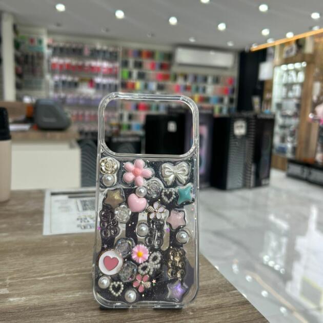 funda transparente con charms
