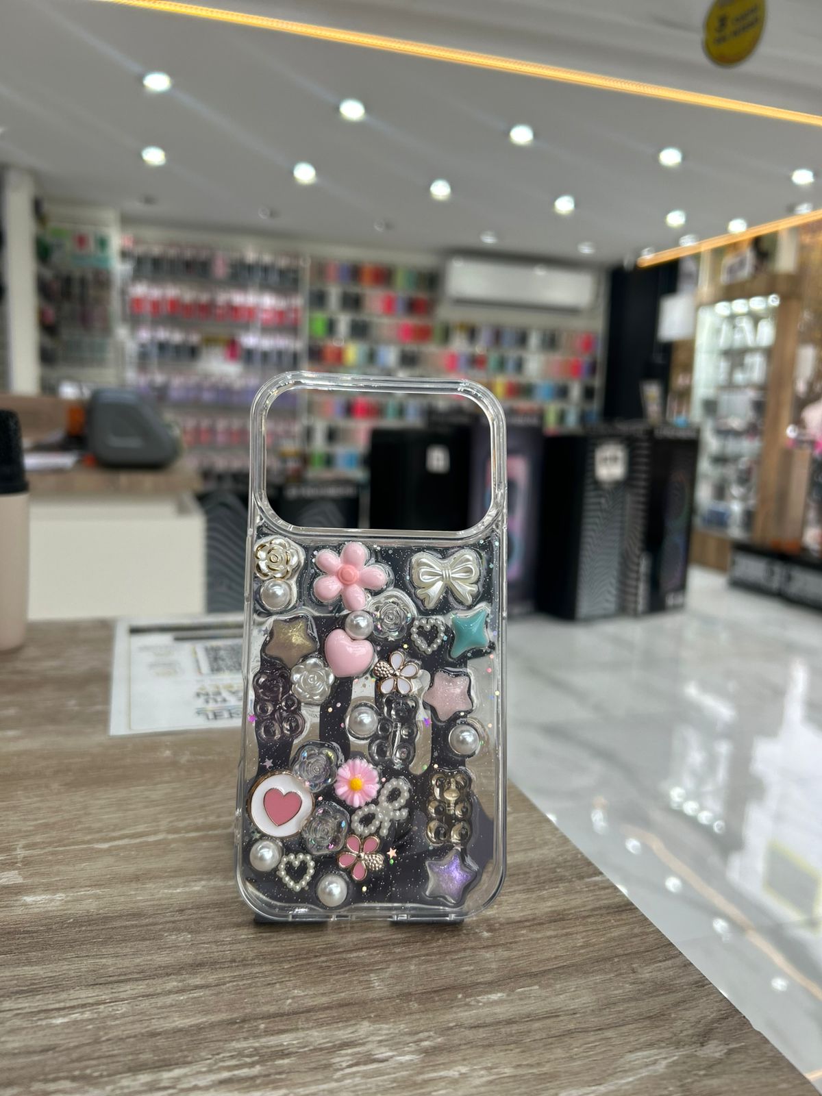 funda transparente con charms